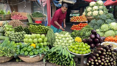 শীতকালীন শাক-সবজির পর্যাপ্ত সরবরাহ থাকায় রাজধানীতে এখন অনেকটাই স্থিতিশীল সবজির বাজার।