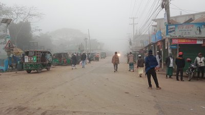 রাস্তাঘাটে মানুষজনের উপস্থিতি কম
