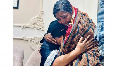 দীর্ঘ অপেক্ষার শেষে মা-মেয়ের আবগঘন মুহূর্ত