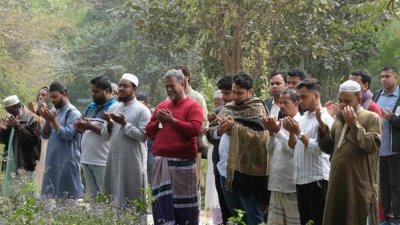 আন্দোলনে নিহত অজ্ঞাতদের কবর জিয়ারত করছেন তথ্য ও সম্প্রচার উপদেষ্টা নাহিদ ইসলাম