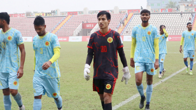 সতীর্থদের সঙ্গে মিতুল মারমা।