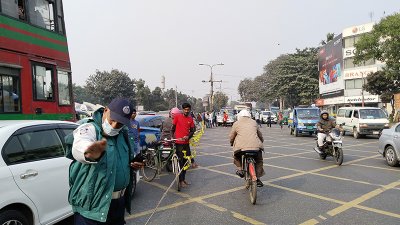 যানজট নিয়ন্ত্রণে রাস্তার মাঝে রশি টানিয়ে দেওয়া হয়েছে