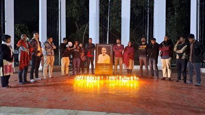 সব শহীদের স্মরণে মোমবাতি প্রজ্বলন করে সংগঠনটি।