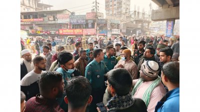 অবরোধের সময় মহাসড়কের উভয় পাশে যান চলাচল বন্ধ হয়ে যানজট সৃষ্টি হয়