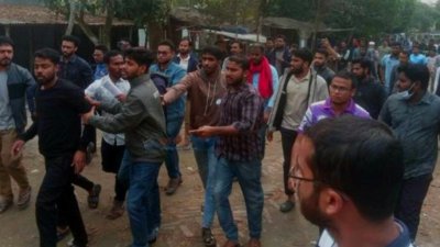 ঘটনার পর ক্যাম্পাসে বৈষম্যবিরোধী আন্দোলনের শিক্ষার্থীরা প্রতিবাদ মিছিল করেন