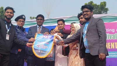 বেলুন উড়িয়ে স্কিল ডেভেলপমেন্ট ইয়ুথ সামিট অনুষ্ঠানের শুভ সূচনা করেন অতিথিরা