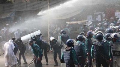 ইবতেদায়ি শিক্ষকদের ওপর পুলিশ জলকামান নিক্ষেপ করে