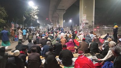 ঢাকা বিশ্ববিদ্যালয়ের চারুকলা অনুষদের সামনে বসে অবস্থান কর্মসূচি পালন করছেন ইবতেদায়ি শিক্ষকরা