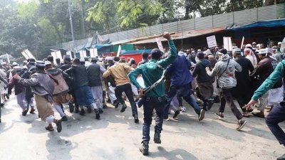 এবতেদায়ি শিক্ষকদের লাঠিপেটা করছে পুলিশ
