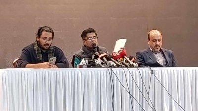 সংবাদ সম্মেলনে বক্তব্য রাখছেন প্রধান উপদেষ্টার প্রেস সচিব শফিকুল আলম