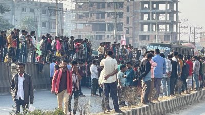 বন্ধ কারখানা খুলে দেওয়া এবং বকেয়া বেতনের দাবিতে মহাসড়ক অবরোধ করছেন শ্রমিকরা