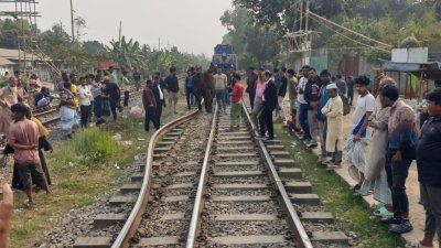 ১০ ফুট রেললাইন হঠাৎ বেঁকে গেছে
