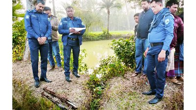 পুকুরের কাদামাটিতে পাওয়া দুই অস্ত্র