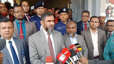 মতবিনিময় শেষে সাংবাদিকদের সঙ্গে কথা বলেন নির্বাচন কমিশনার আবুল ফজল মো. সানাউল্লাহ