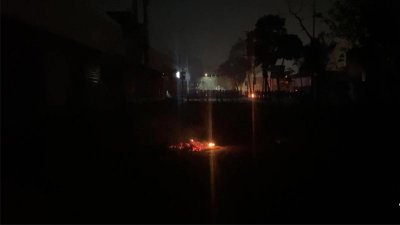 দফায় দফায় সংঘর্ষের মধ্যেই হঠাৎ বন্ধ হয়ে যায় সড়কবাতি