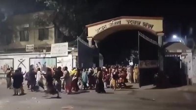 রাত ২টার দিকে গেট খুলে বেরিয়ে আসেন ইডেনের শিক্ষার্থীরা