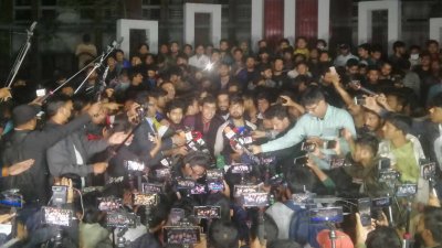 ঢাকা কলেজ প্রাঙ্গণে শিক্ষার্থীরা