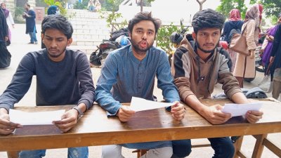 সংবাদ সম্মেলনে গণস্বাক্ষর কর্মসূচি ঘোষণা করেন জবি ছাত্র অধিকার পরিষদ নেতারা