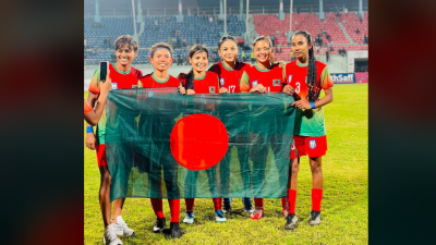 পতাকা হাতে বাংলাদেশ নারী ফুটবল দল।