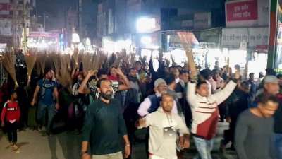 ব্রাহ্মণবাড়িয়া জেলা বিএনপির দ্বিবার্ষিক সম্মেলন বাতিলের দাবি জানিয়ে প্রতিহতের ঘোষণা দিয়ে ঝাড়ুমিছিল করেছেন বিএনপির একাংশের নেতাকর্মীরা