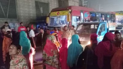 বকেয়া বেতনের দাবিতে গাজীপুরের বোর্ড বাজার এলাকায় ঢাকা-ময়মনসিংহ মহাসড়ক অবরোধে করে বিক্ষোভ করেছেন একটি পোশাক কারখানার শ্রমিকরা