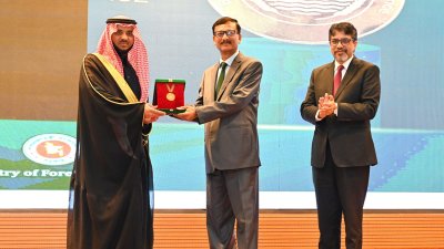 সৌদি রাষ্ট্রদূতের হাতে সম্মাননা তুলে দিচ্ছেন পররাষ্ট্র উপদেষ্টা