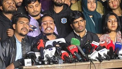 সংবাদ সম্মেলনে লিখিত বক্তব্য পাঠ করেন কবি নজরুল সরকারি কলেজের শিক্ষার্থী জাকারিয়া বারি সাগর