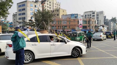 বিজয় সরণি সিগন্যালে নতুন নিয়মে ট্রাফিক ব্যবস্থাপনায় স্বজনপ্রীতি অভিযোগও রয়েছে