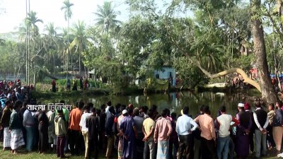 রবিবার সকালে একই দিঘি থেকে একটি খণ্ডিত পা ও দিঘির ১০ গজ দূরে একটি পুকুর থেকে কলিজাসহ আরও চার টুকরো লাশ উদ্ধার করে পুলিশ