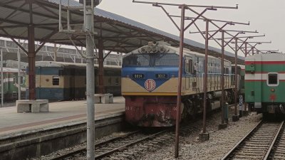 স্টেশনে ঠাঁই দাঁড়িয়ে আছে ট্রেনগুলো