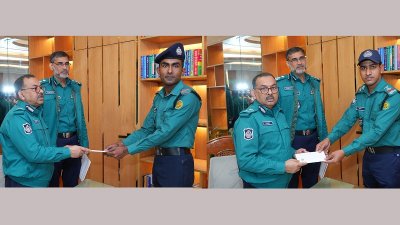 দুই ট্রাফিক সার্জেন্টকে পুরস্কৃত করেছেন ডিএমপি কমিশনার