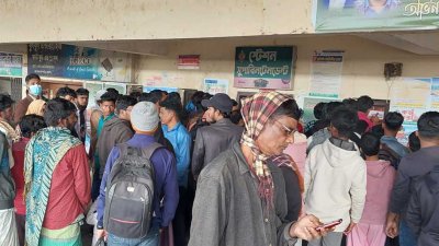 স্টেশন সুপারকে অবরুদ্ধ করে রাখেন বিক্ষুব্ধ যাত্রীরা