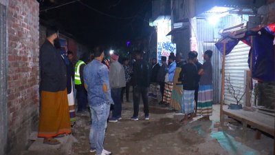দোকান থেকে বাড়ি ফিরে দুজনকে রক্তাক্ত অবস্থায় ঘরের মেঝেতে পড়ে থাকতে দেখেন মোফাজ্জল