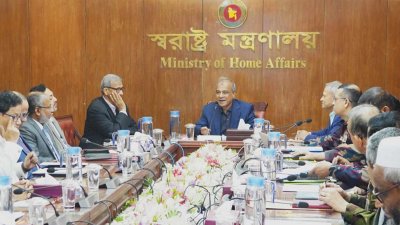 বৈঠকে কথা বলছেন স্বরাষ্ট্র উপদেষ্টা লেফটেন্যান্ট জেনারেল (অব.) মো. জাহাঙ্গীর আলম চৌধুরী