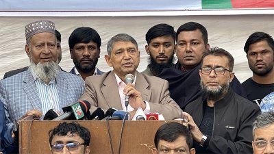 অবস্থান কর্মসূচিতে বক্তব্য রাখছেন অ্যাডভোকেট আহমেদ আযম খান