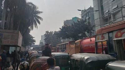 বাস আটকে সড়ক অবরোধ করে বিক্ষুব্ধ জনতা