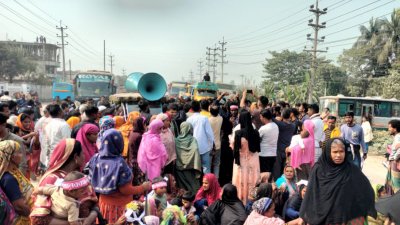 গ্রামবাসীদের মহাসড়কে অবস্থান