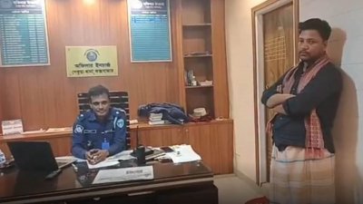 পেকুয়া থানার ভারপ্রাপ্ত কর্মকর্তা (ওসি) মোহাম্মদ সিরাজুল মোস্তফার কক্ষে ইদ্রিস