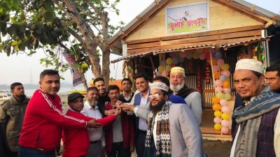 সোমবার বিকালে উপজেলা নির্বাহী কর্মকর্তা (ভারপ্রাপ্ত) ও সহকারী কমিশনার (ভূমি) মো. রায়হান মাহমুদ জেলা প্রশাসকের পক্ষ থেকে মুদি দোকানের মালামালসহ ঘরের চাবি হস্তান্তর করেন