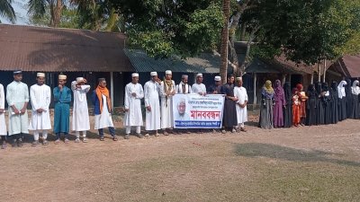 শিক্ষকদের অবরুদ্ধে করে রেখে শিক্ষার্থীদের মানববন্ধন