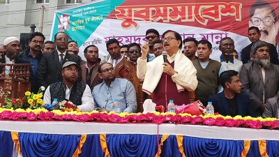 বগুড়ার শিবগঞ্জে এক সমাবেশে বক্তব্য দেন মাহমুদুর রহমান মান্না