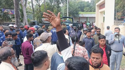 ঘটনাস্থলে পুলিশ মোতায়েন করা হয়েছে