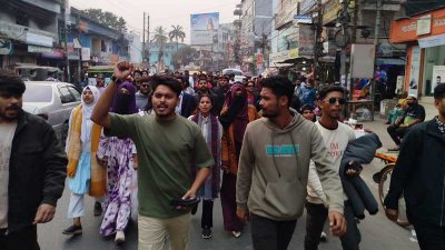 শহরের সার্কিট হাউজের সামনে থেকে বিক্ষোভ মিছিল বের করা হয়