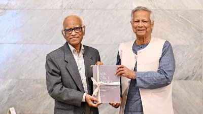 প্রধান উপদেষ্টা ড. মুহাম্মদ ইউনূসের কাছে টাস্কফোর্সের প্রতিবেদন হস্তান্তর করছেন  শিক্ষা ও পরিকল্পনা উপদেষ্টা অধ্যাপক ওয়াহিদউদ্দিন মাহমুদ।