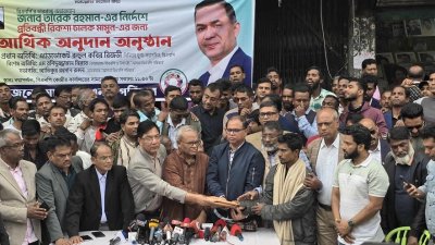 ‘আমরা বিএনপি পরিবারের’ উদ্যোগে প্রতিবন্ধী রিকশাচালককে আর্থিক সহায়তা প্রদান অনুষ্ঠানে বক্তব্য দেন  রুহুল কবির রিজভী
