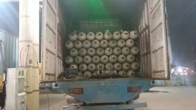 অবৈধভাবে সিলিন্ডারে ভরে গ্যাস সরবরাহ করা হচ্ছিল