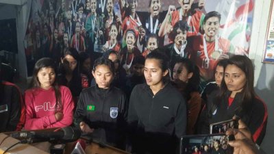 সংবাদ সম্মেলন করেন মারিয়া মান্ডারা