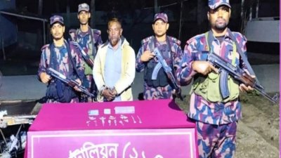 আটক ভ্যানচালক ও উদ্ধার ডায়মন্ডের গহনা