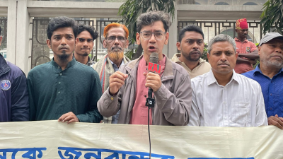 বক্তৃতা করছেন গণসংহতি আন্দোলনের রাজনৈতিক পরিষদ সদস্য মনির উদ্দীন পাপ্পু