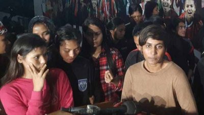 সংবাদ সম্মেলনে সাবিনা